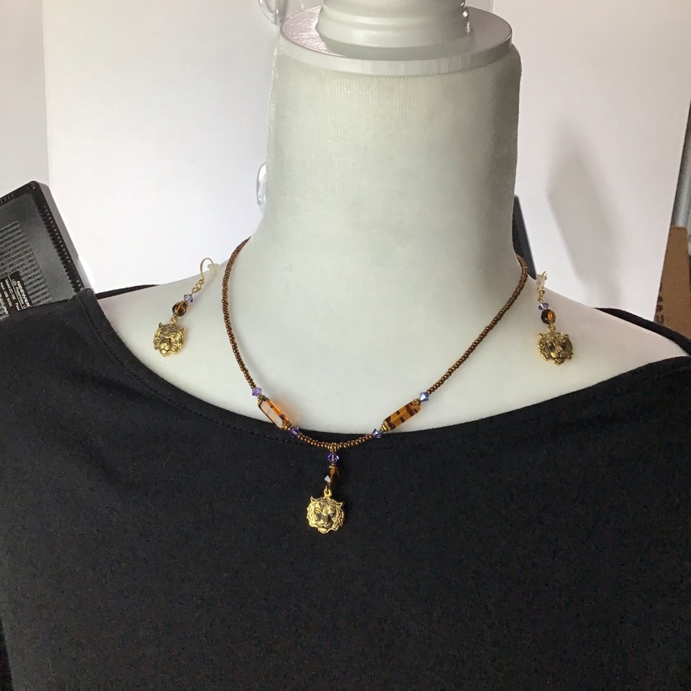 Collectables America Tiger Necklace/Earring Set.